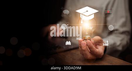 Un uomo con un computer portatile che regge una lampadina luminosa con un cappello graduato e icone. Formazione globale online, e-learning, autoapprendimento digitale, istruzione Foto Stock