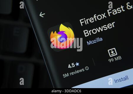 Dhaka, Bangladesh- 27 luglio 2025: (...) l'app di Google PlayStore viene visualizzata sullo schermo di uno smartphone Foto Stock