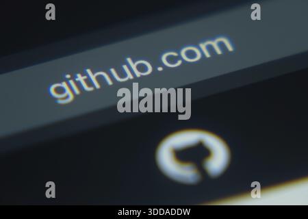 Dhaka, Bangladesh - 2 dicembre 2025: Un primo piano dello schermo di un laptop visualizza l'interfaccia Web GitHub in un browser Foto Stock