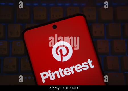 Dhaka, Bangladesh - 1 marzo 2025: Il logo Pinterest viene visualizzato su uno smartphone Foto Stock