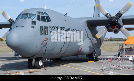 Beja, Portogallo - 18 giugno 23: Un aereo della Royal Netherlands Air Force C-130 Hercules parcheggiato su un asfalto. Foto Stock