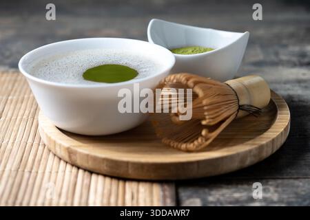 Tradizionale tè giapponese Matcha verde su tavolo di legno Foto Stock