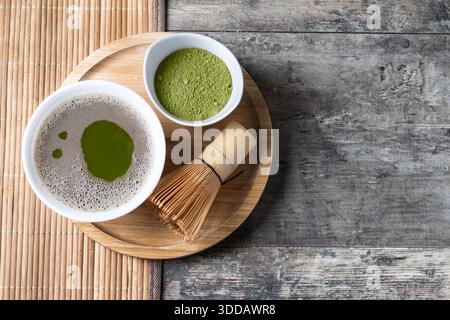 Tradizionale tè giapponese Matcha verde su tavolo di legno Foto Stock