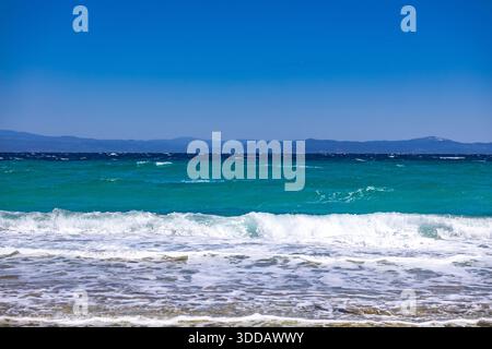 Costa e onde vicino al villaggio di Afytos in Calcidica, Grecia, che mostrano il mare turchese. Foto Stock