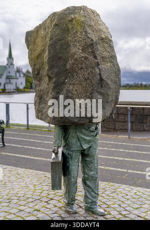 Reykjavik, Islanda - 26 luglio 2025: Vista ravvicinata del Monumento alla statua del burocrate ignoto fuori dal municipio di Reykjavik Foto Stock