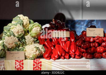 Cavolfiore e paprika rosse e peperoni in vendita in un mercato rumeno a Bucarest. Foto Stock
