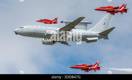 Royal Air Force - Boeing e-7 Wedgetail che si esibisce vola oltre con le frecce rosse al Royal International Air Tattoo (RIAT) 2025. Foto Stock