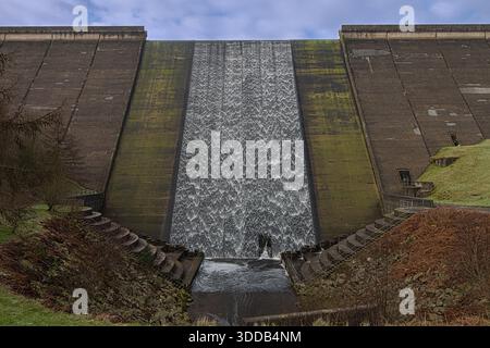 Water Cascading Down Spillway of Booth Wood Dam, West Yorkshire, Regno Unito Foto Stock