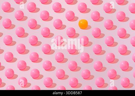 La fantasia astratta estiva di pesca e arancio è piatta su sfondo rosa pastello minimalista Foto Stock