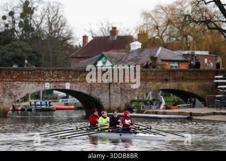 Vogatori sul fiume Avon a Stratford-upon-Avon nel Warwickshire. Forti docce di neve stanno attraversando alcune parti del Regno Unito, poiché il Met Office ha emesso un avviso meteorologico per neve e ghiaccio in alcune parti della Scozia a partire dal giorno di Capodanno, e un allarme per la salute fredda è in atto per il nord-est e il nord-ovest dell'Inghilterra. Data foto: Martedì 30 dicembre 2025. Foto Stock