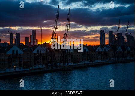 Guardando verso Canary Wharf, Londra, Regno Unito Foto Stock