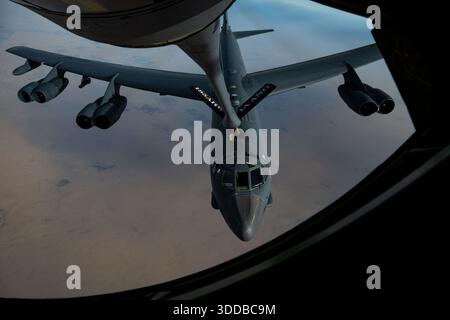 Un aereo B-52 Stratofortress della U.S. Air Force assegnato al 96th Expeditionary Bomb Squadron si rifornisce durante una missione Bomber Task Force negli Stati Uniti Foto Stock