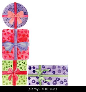 Confezioni regalo colorate con nastri e cornice angolare ad arco. Illustrazione ad acquerello dipinta a mano isolata su bianco. Perfetto per Natale, compleanno, o. Foto Stock