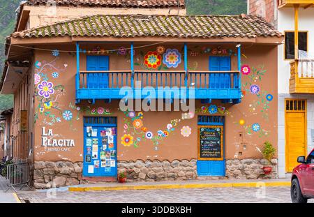 Pisac, Perù - 20 marzo 2025: La facciata di un colorato caffè nella piazza principale della città di Pisac, nella Valle Sacra Foto Stock