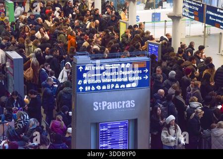 Londra, Inghilterra, Regno Unito. 30 dicembre 2025. Una bacheca informativa mostra le cancellazioni dei treni alla stazione internazionale di St Pancras, in quanto i treni Eurostar vengono cancellati a seguito di un'interruzione di corrente nel tunnel della Manica. (Credit Image: © Vuk Valcic/ZUMA Press Wire) SOLO PER USO EDITORIALE! Non per USO commerciale! Foto Stock
