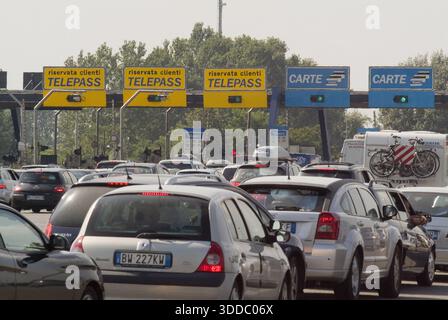 MILANO - code auto, traffico al casello di Melegnano sull'autostrada A1, Telepass e corsie delle carte di credito Foto Stock