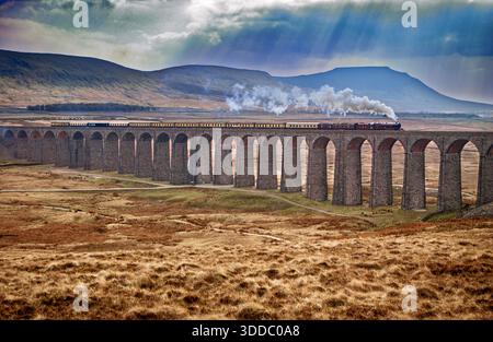 Viadotto Ribblehead sul Settle Carlisle ferroviari con il motore a vapore la principessa Elisabetta la cottura a vapore in direzione nord. Foto Stock