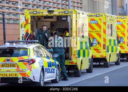 Londra, Regno Unito. 30 dicembre 2025. Ambulanze fuori dal Royal London Hospital. Il NHS è sotto pressione con casi di influenza in aumento tra vacanze viaggi e riunioni credito: Mark Thomas / Alamy Live News Foto Stock