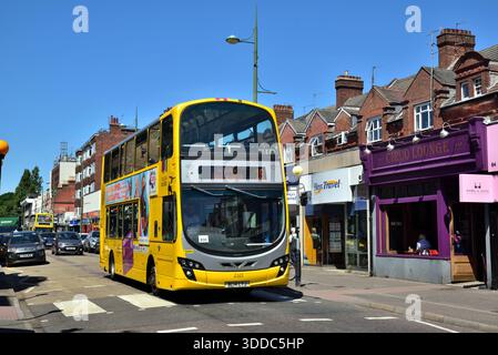 Gli autobus gialli Volvo B9TL/Wright Eclipse Gemini 2 5094 (BL14 LTJ) si trovano a Poole Road, Westbourne, con un servizio 18 per Bournemouth. Foto Stock
