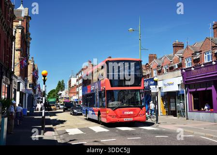 Morebus 1124 (HF58 GZD), uno Scania CN230UD con carrozzeria Scania OmniCity, si trova a Poole Road, Westbourne, Bournemouth Foto Stock