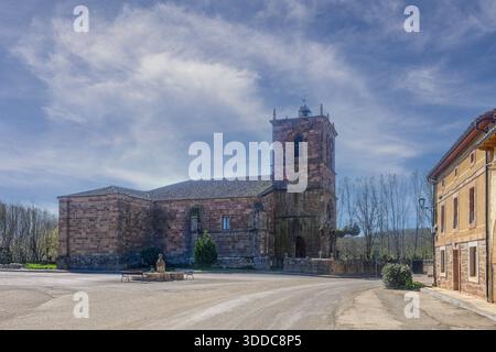 Vista laterale della chiesa romanica di San Pelayo con dettagliate opere in pietra e torre a Palencia Foto Stock