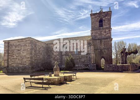 Vista laterale della chiesa romanica di San Pelayo con dettagliate opere in pietra e torre a Palencia Foto Stock