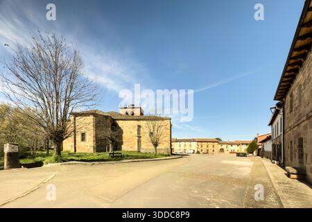 Vista laterale della chiesa romanica di San Pelayo con dettagliate opere in pietra e torre a Palencia Foto Stock