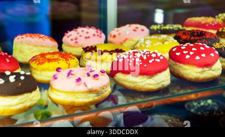 torte diverse con panna e frutta diversa sugli scaffali del negozio Foto Stock
