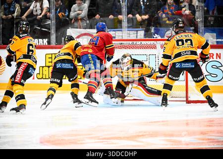 STOCCOLMA, SVEZIA 20251230Djurgårdens Oula Palve segna 1-0 dietro al portiere Luleås Joel Lassinantti durante la partita di hockey su ghiaccio SHL di martedì tra Djurgårdens IF - Luleå Hockey all'Avicii Arena. Foto: Fredrik Sandberg/TT/Code 10080 questo testo è tradotto automaticamente credito: TT News Agency/Alamy Live News Foto Stock
