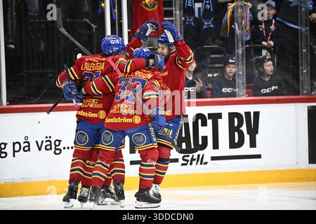 STOCCOLMA, SVEZIA 20251230Djurgårdens Oula Palve segna 1-0 punti durante la partita di hockey su ghiaccio di martedì nella SHL tra Djurgårdens IF - Luleå Hockey all'Avicii Arena. Foto: Fredrik Sandberg/TT/Code 10080 questo testo è tradotto automaticamente credito: TT News Agency/Alamy Live News Foto Stock
