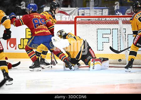 STOCCOLMA, SVEZIA 20251230Djurgårdens Oula Palve segna 1-0 dietro al portiere Luleås Joel Lassinantti durante la partita di hockey su ghiaccio SHL di martedì tra Djurgårdens IF - Luleå Hockey all'Avicii Arena. Foto: Fredrik Sandberg/TT/Code 10080 questo testo è tradotto automaticamente credito: TT News Agency/Alamy Live News Foto Stock