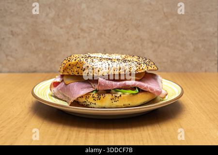 un ​​sesame bagel appena tagliato si dispiega sotto una fetta perfetta di salmone selvatico e un rametto di aneto, per celebrare la purezza Foto Stock