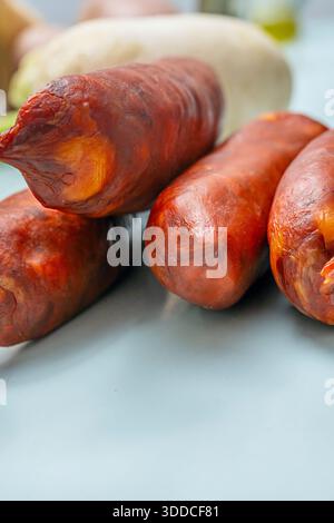 Ingredienti per lo stufato di agnello: Spalla di agnello, patate novelle, cipollotti, vino rosso e un rametto di rosmarino fresco Foto Stock