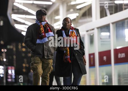 Londra, Regno Unito. 30 dicembre 2025. I tifosi del West Ham arrivano allo stadio prima della partita tra West Ham United e Brighton & Hove Albion Premier League al London Stadium, Londra, Inghilterra il 30 dicembre 2025 credito: Sally Rawlins/Every Second Media Credit: Every Second Media/Alamy Live News Foto Stock