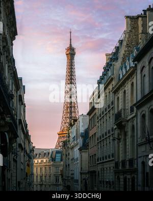 Torre Eiffel all'alba da Rue de l'Amiral Hamelin, Parigi Francia Foto Stock