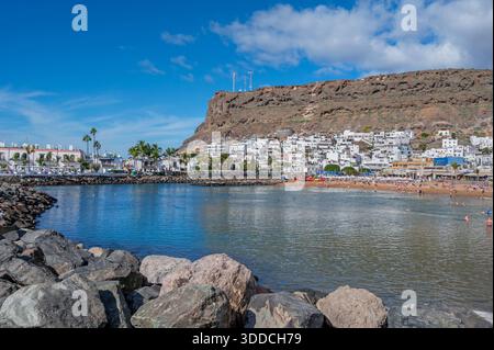 La città vecchia di Puerto de Mogan e il porticciolo sono ritratti durante una bella giornata calda a Gran Canaria. 28 dicembre 2025. Foto Stock