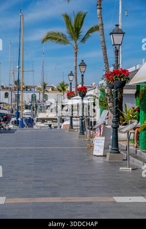La città vecchia di Puerto de Mogan e il porticciolo sono ritratti durante una bella giornata calda a Gran Canaria. 28 dicembre 2025. Foto Stock