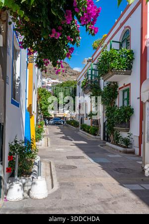 La città vecchia di Puerto de Mogan e il porticciolo sono ritratti durante una bella giornata calda a Gran Canaria. 28 dicembre 2025. Foto Stock