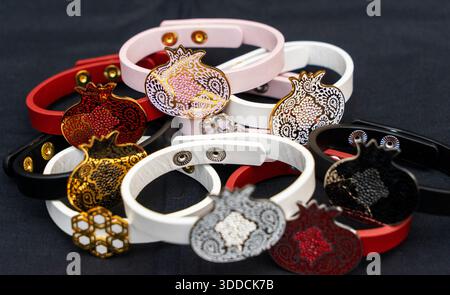 Splendidi bracciali in oro e argento turchi orientali realizzati a mano su sfondo scuro. Foto Stock