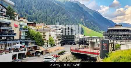 Ischgl rimane una delle destinazioni sciistiche più esclusive e vivaci al mondo, situata nella valle del Paznaun in Tirolo, Austria. Foto Stock