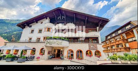 Ischgl rimane una delle destinazioni sciistiche più esclusive e vivaci al mondo, situata nella valle del Paznaun in Tirolo, Austria. Foto Stock