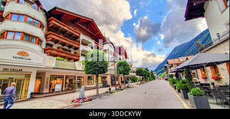 Ischgl rimane una delle destinazioni sciistiche più esclusive e vivaci al mondo, situata nella valle del Paznaun in Tirolo, Austria. Foto Stock
