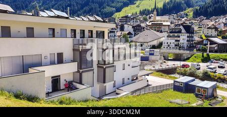 Ischgl rimane una delle destinazioni sciistiche più esclusive e vivaci al mondo, situata nella valle del Paznaun in Tirolo, Austria. Foto Stock