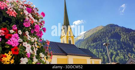 Ischgl rimane una delle destinazioni sciistiche più esclusive e vivaci al mondo, situata nella valle del Paznaun in Tirolo, Austria. Foto Stock