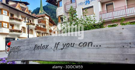 Ischgl rimane una delle destinazioni sciistiche più esclusive e vivaci al mondo, situata nella valle del Paznaun in Tirolo, Austria. Foto Stock