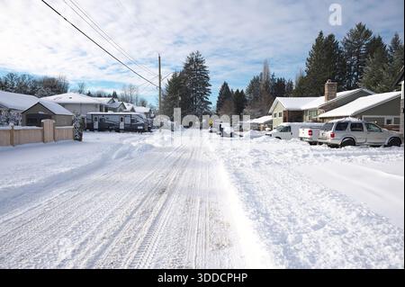 Ambientazione invernale con neve sulla strada residenziale, Maple Ridge, B. C., Canada Foto Stock