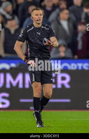 Londra, Regno Unito. 30 dicembre 2025. L'arbitro Michael Salisbury durante la partita di Premier League tra West Ham United e Brighton & Hove Albion al London Stadium di Londra, Inghilterra. (Foto di Keeran Marquis/Sports Press Photo/SPP) credito: SPP Sport Press Photo. /Alamy Live News Foto Stock