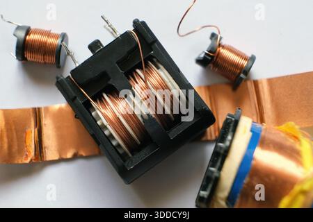 Vari materiali in rame utilizzati nell'industria. Concentrata sul trasformatore elettrico. Foto Stock