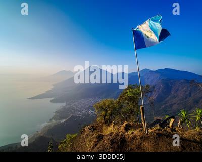 Vista dal Rostro Maya o dal naso indiano sul lago Atitlan e San Juan la Laguna verso il vulcano San Pedro all'alba, dipartimento di Solola, Guatemala Foto Stock