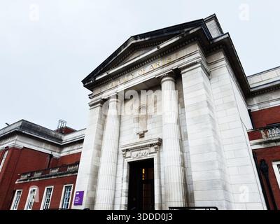 Manchester, Regno Unito - 06 dicembre 2025: Impressionante edificio neoclassico universitario a Manchester con alte colonne e facciata in pietra. Foto Stock